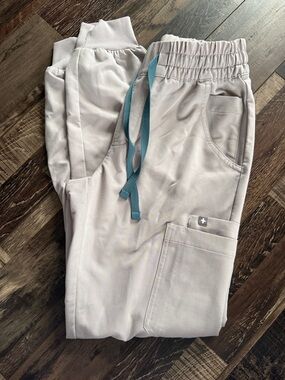 Figs women’s Light cream/tan colored Jogger Scrub Pants with Teal Drawstring